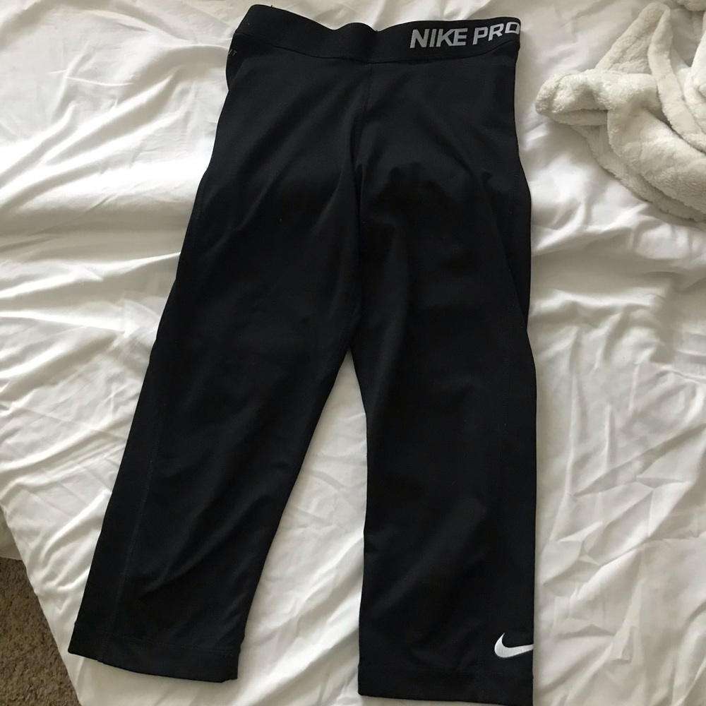 Nike pro Capri yoga pants